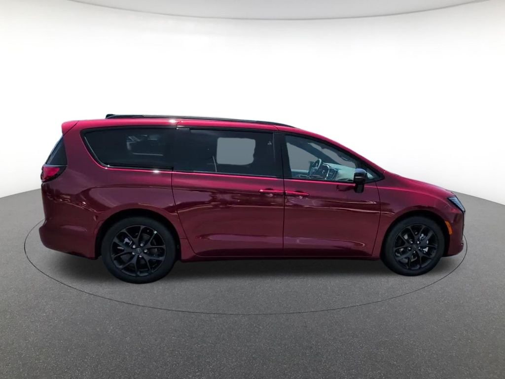 New 2027 Red Hot Pearl-Coat Exterior Paint Chrysler Limited image 3