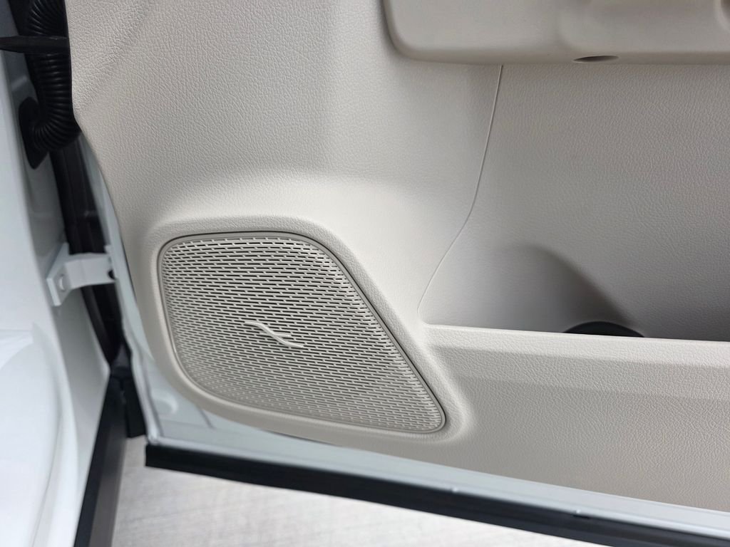 New 2026 Polar White Mercedes-Benz GLA 250 image 17