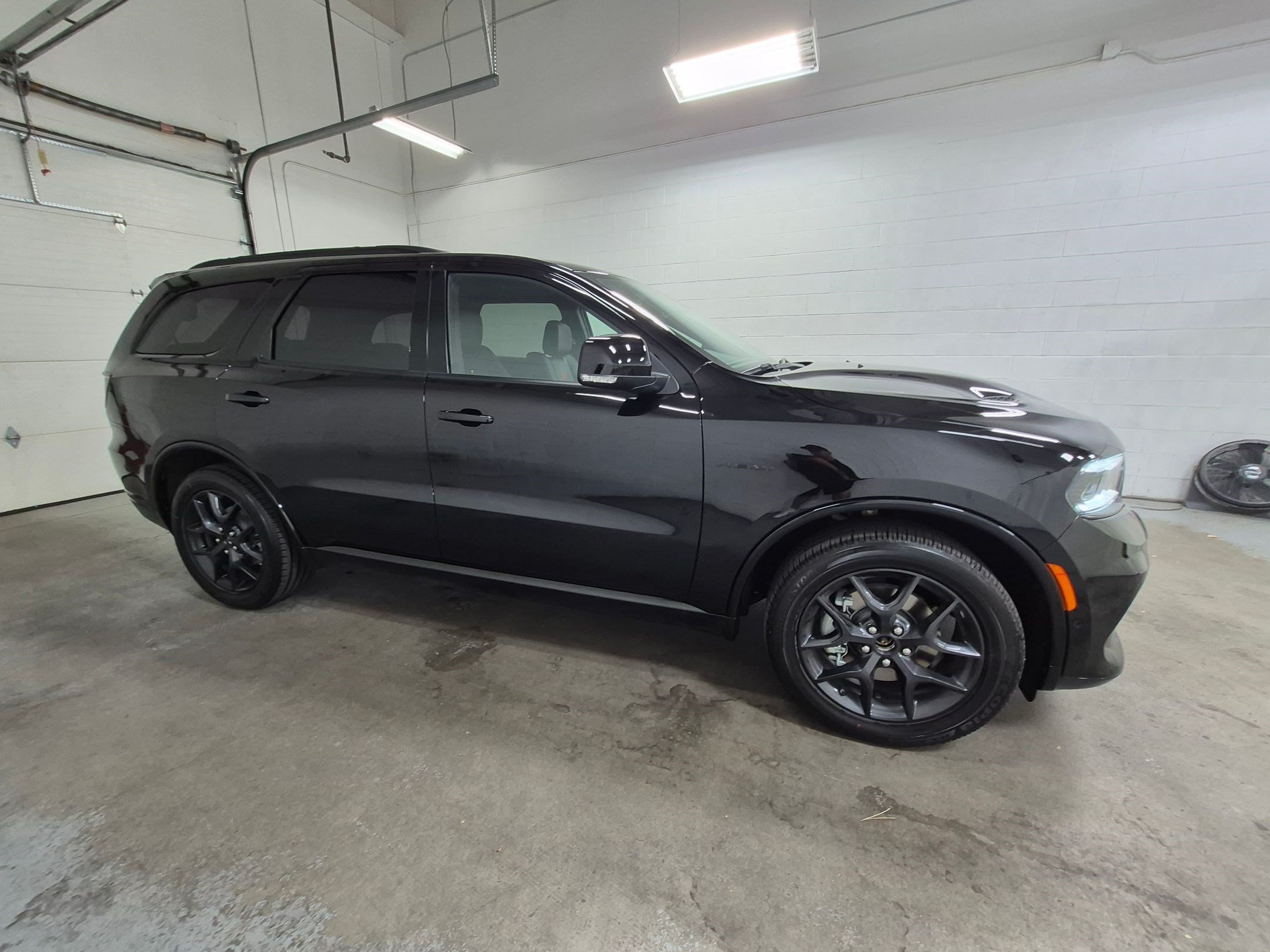 New 2026 Diamond Black Clear-Coat Exterior Paint Dodge GT Plus HEMI V8 image 3