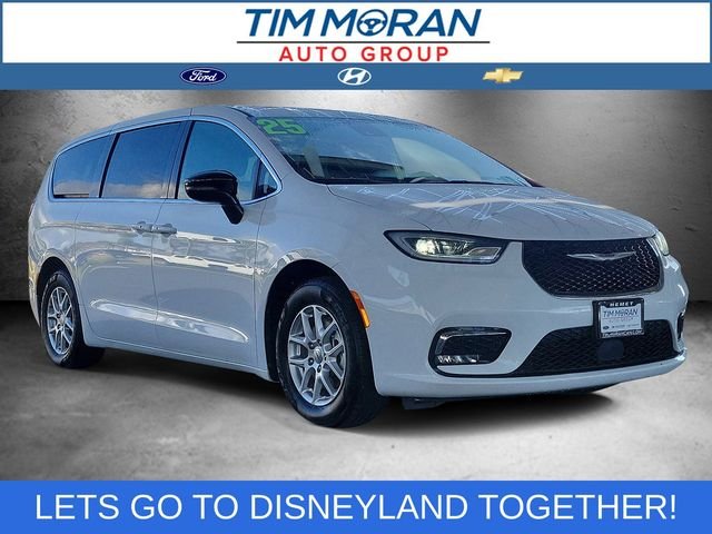 2025 Chrysler Pacifica Select's photo