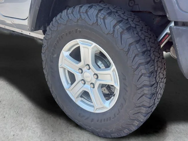 Used 2019 Silver Jeep Unlimited Sport S image 28