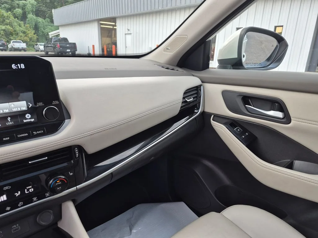Used 2023 White Nissan SL image 21