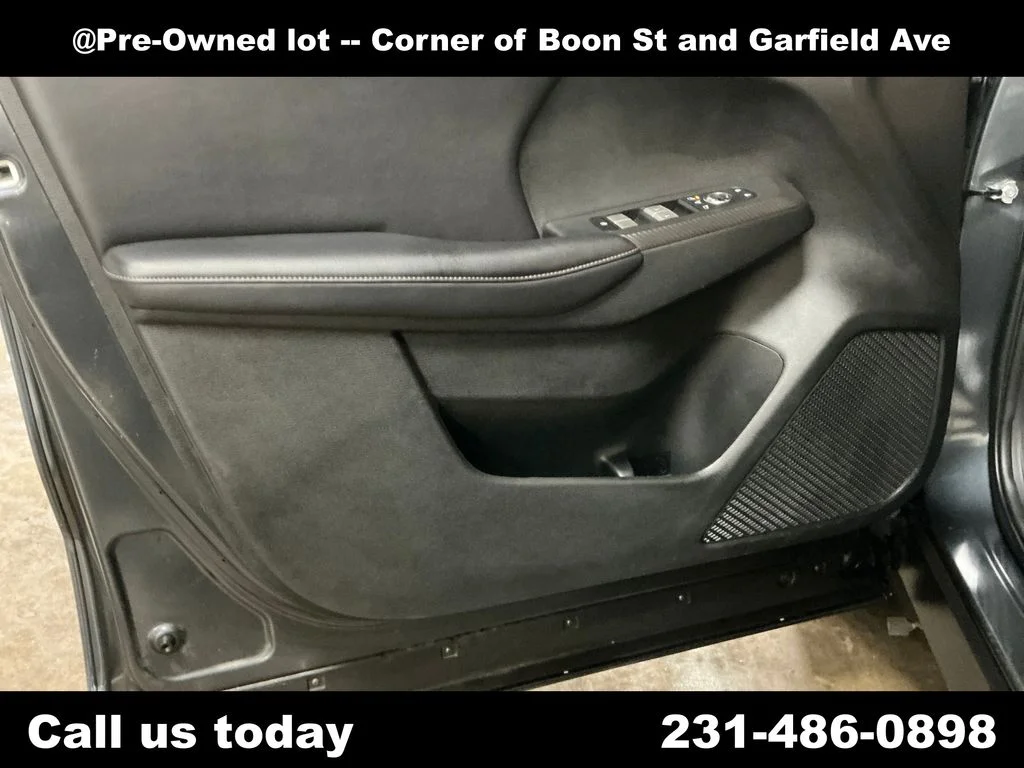 Used 2024  Mitsubishi SE image 13