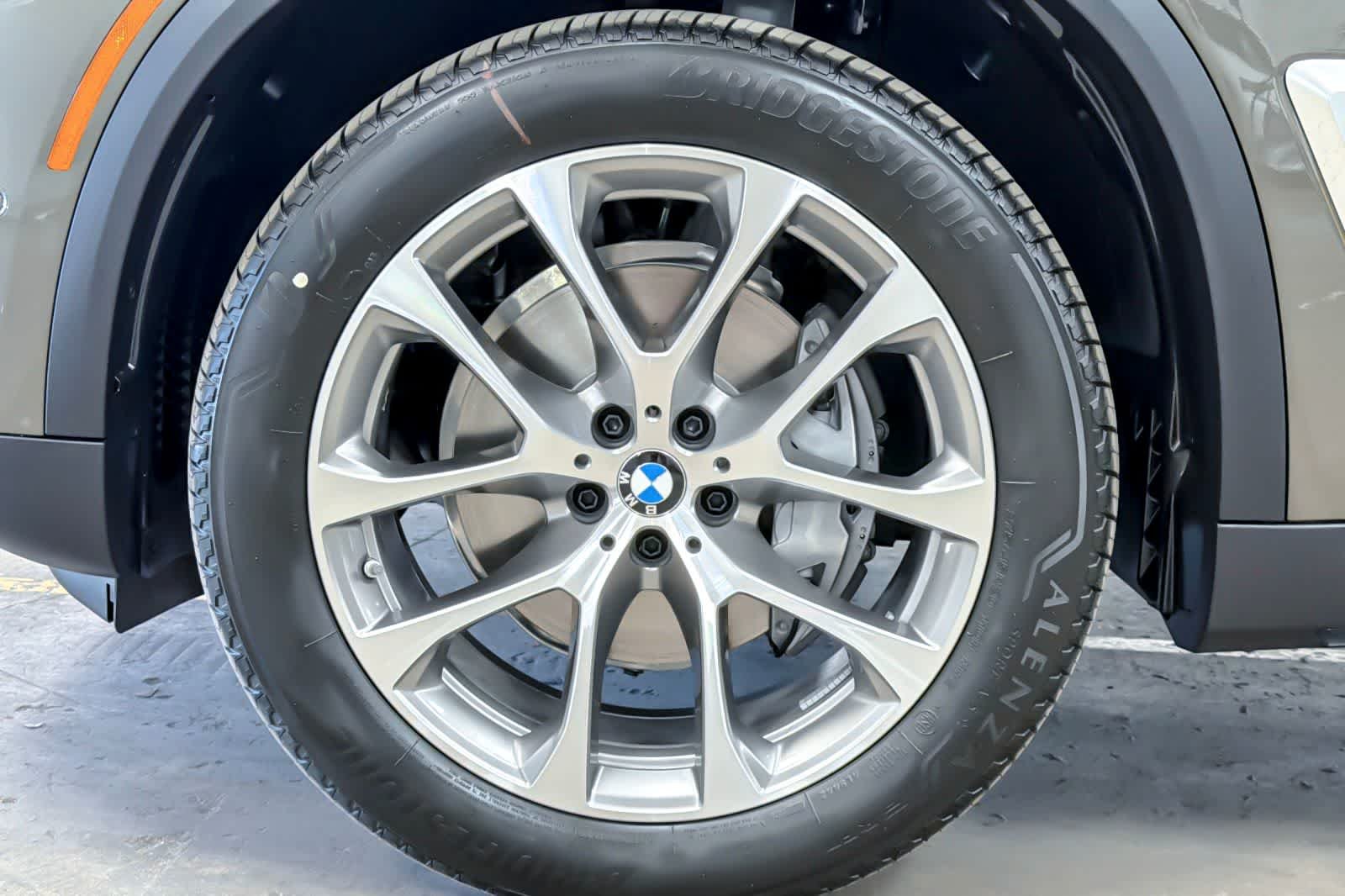 New 2026 Manhattan Green Metallic BMW xDrive40i image 25