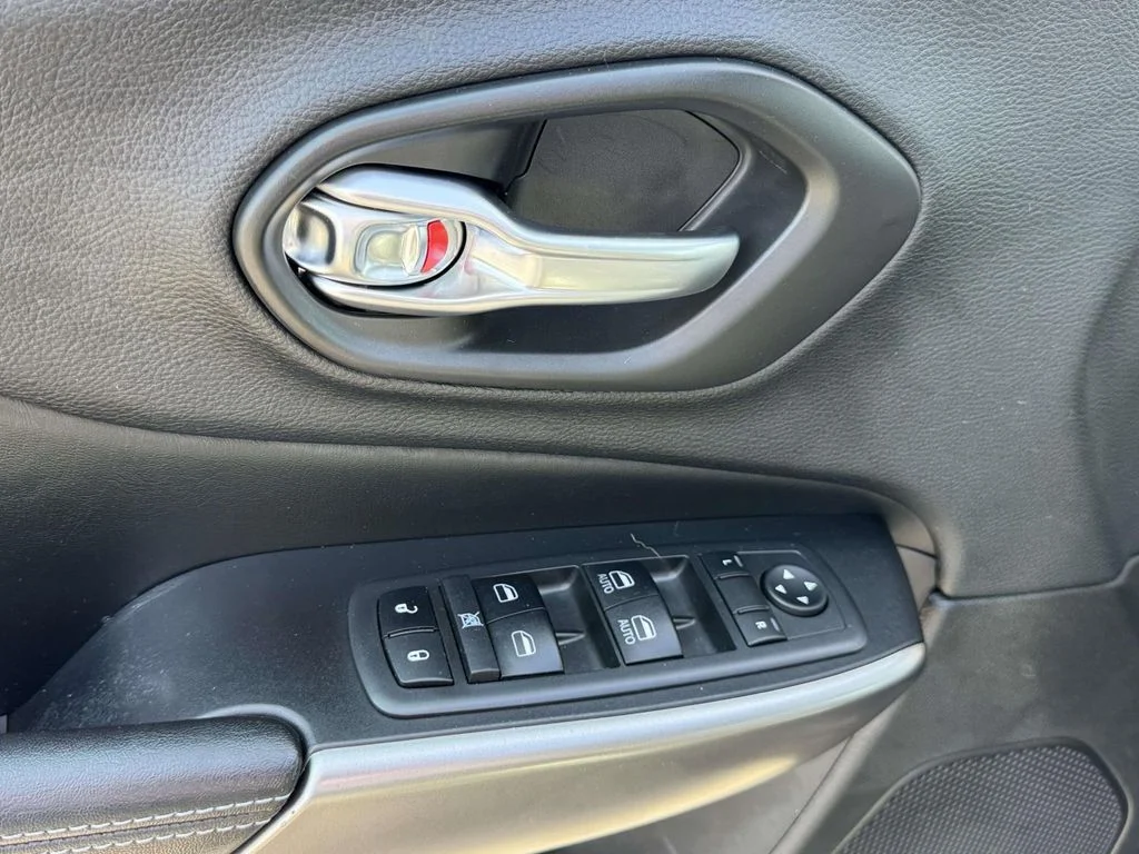 Used 2020 Gray Jeep Latitude Plus image 27