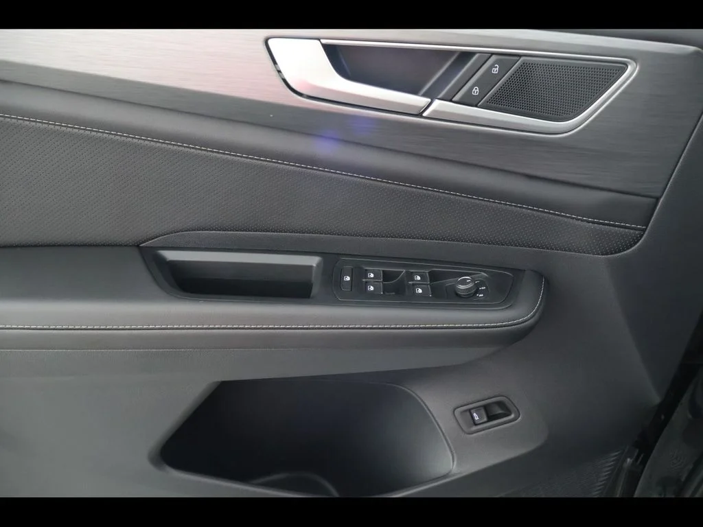 New 2026 Black Volkswagen 2.0T SE w/Technology image 30