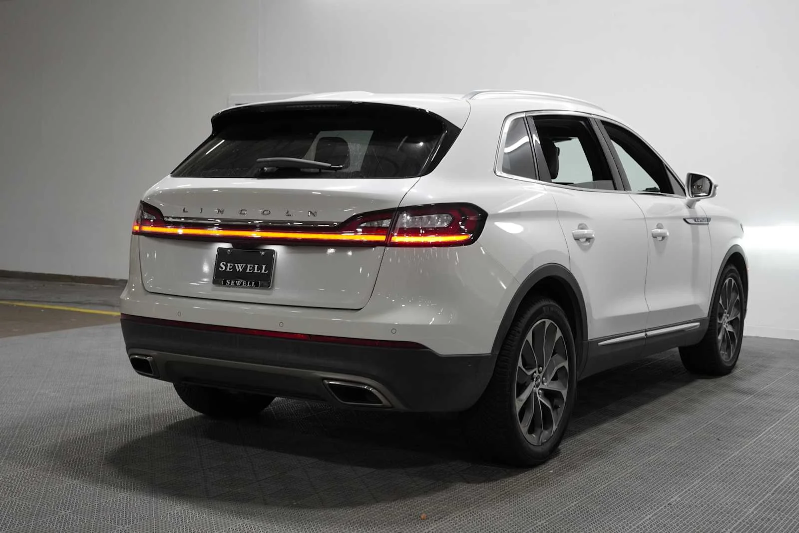 Used 2023 Pristine White Metallic Tri-Coat Lincoln Reserve image 4