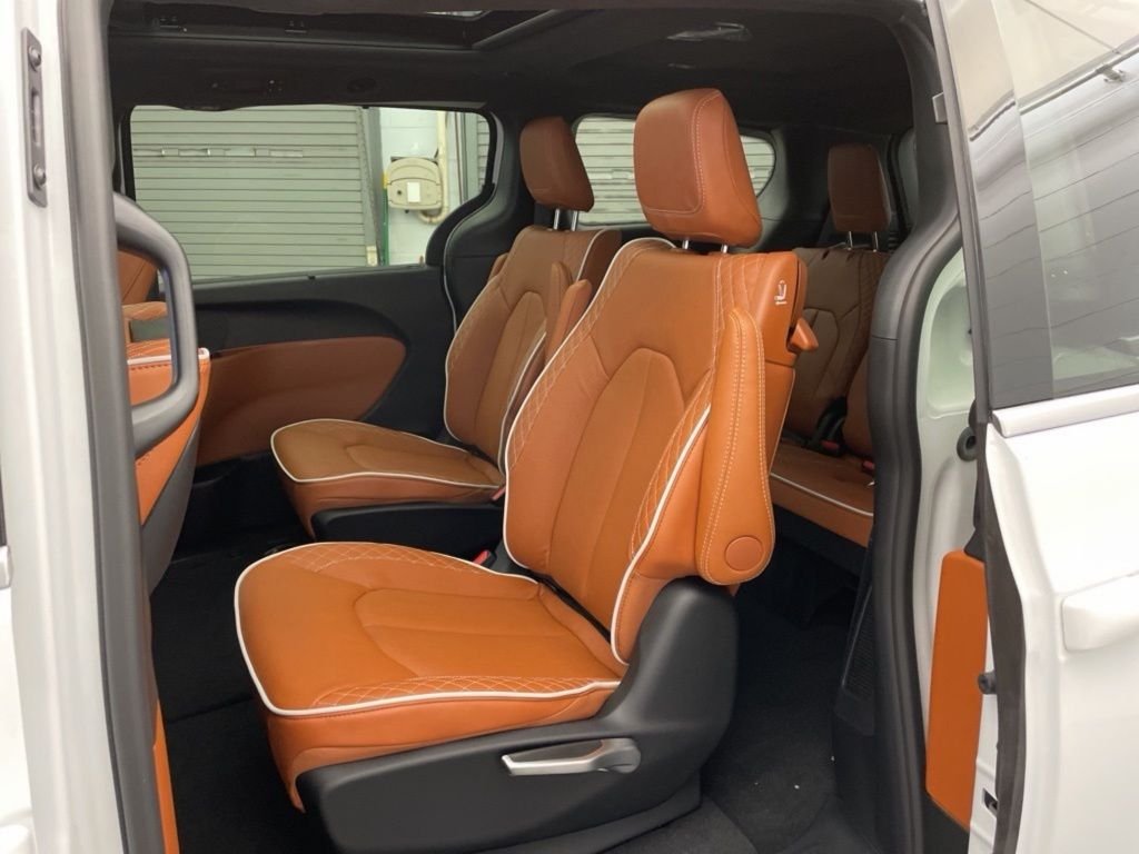 New 2026 Bright White Clear-Coat Exterior Paint Chrysler Pinnacle image 16
