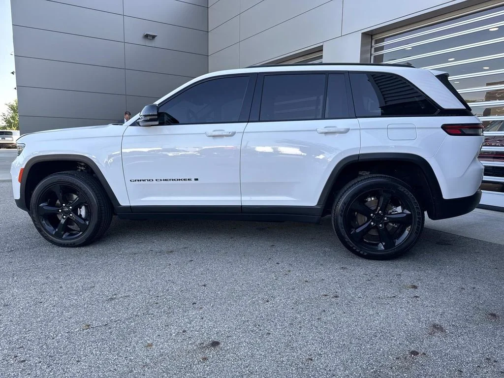 Used 2024 White Jeep Altitude image 4