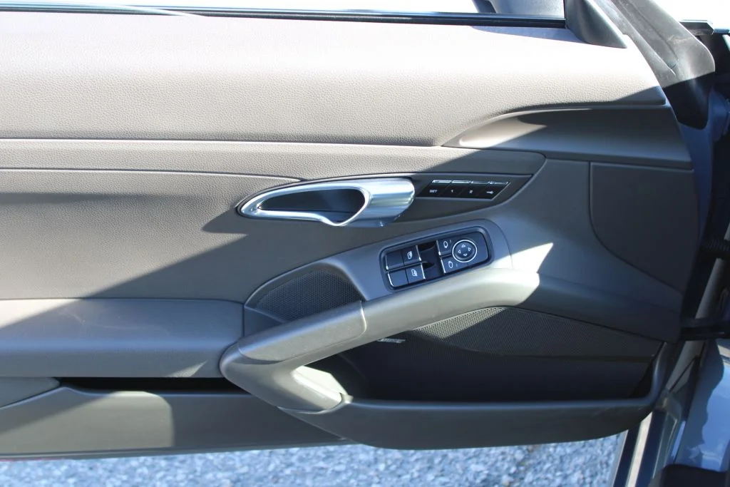 Used 2018  Porsche Base image 29