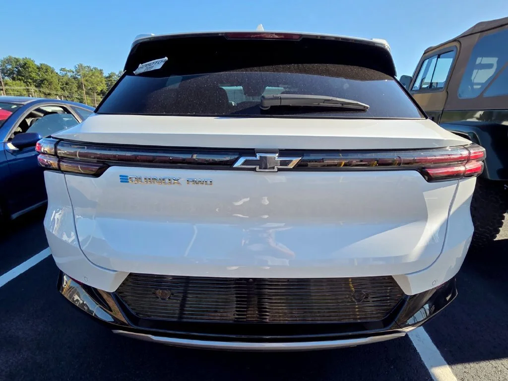 Used 2025 Summit White Chevrolet LT image 6