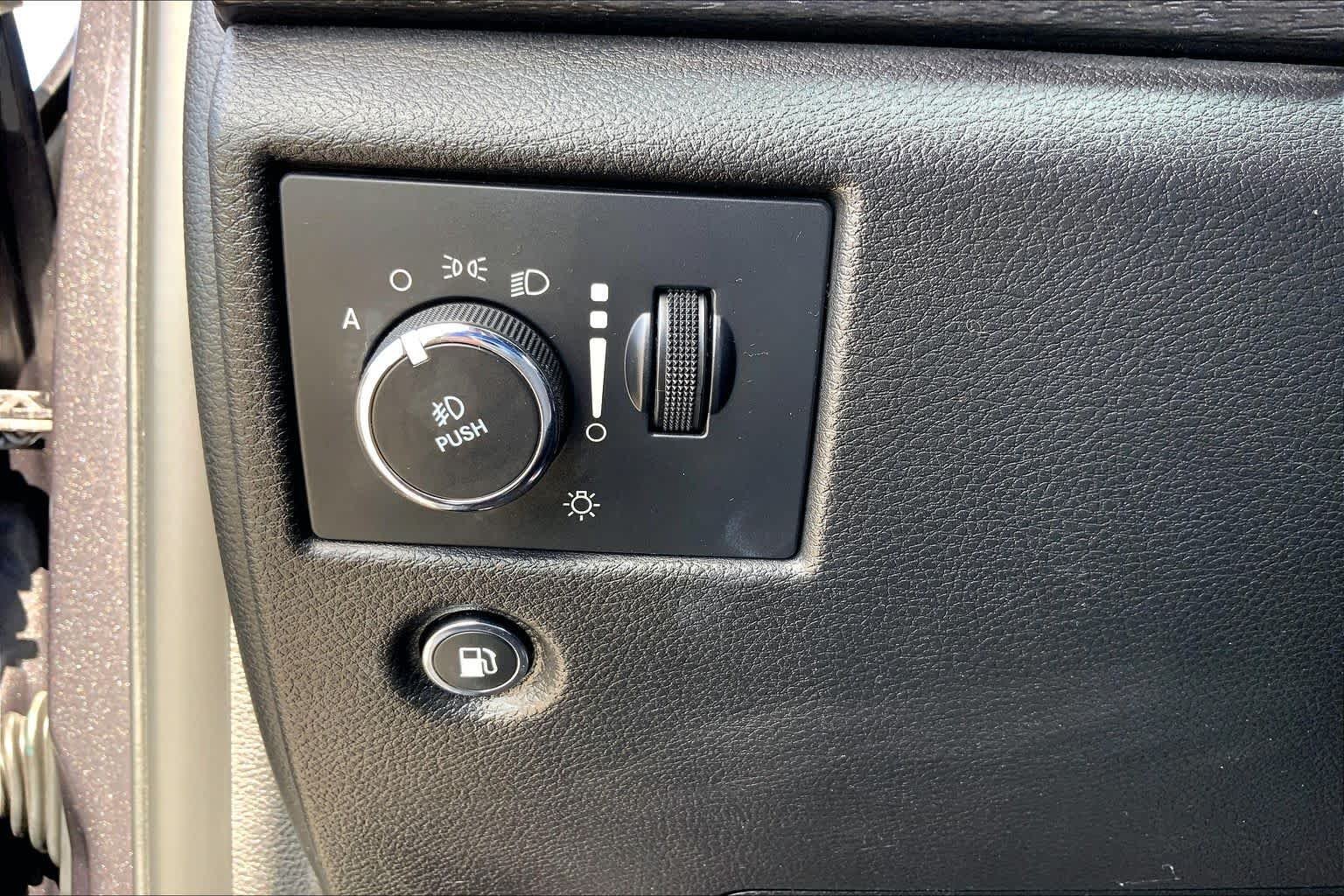 Used 2018 Granite Crystal Metallic Clearcoat Jeep Altitude image 33