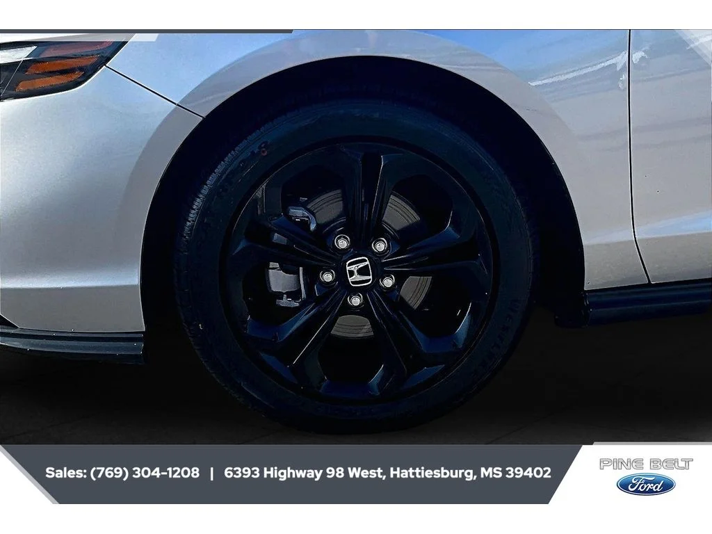Used 2025 Solar Silver Metallic Honda SE image 7