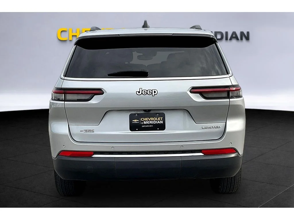Used 2024  Jeep Limited image 4