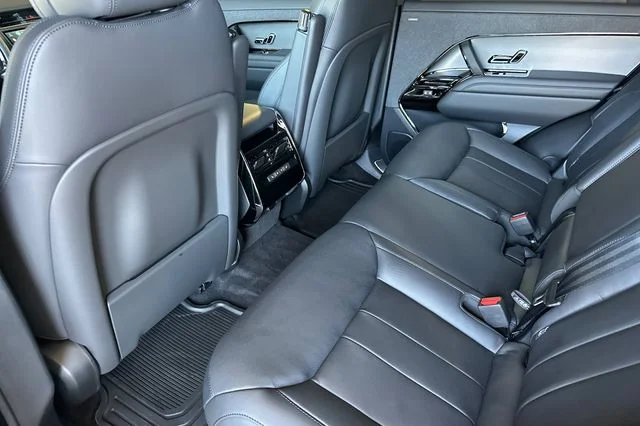 New 2026 Santorini Black Land Rover Dynamic SE image 11
