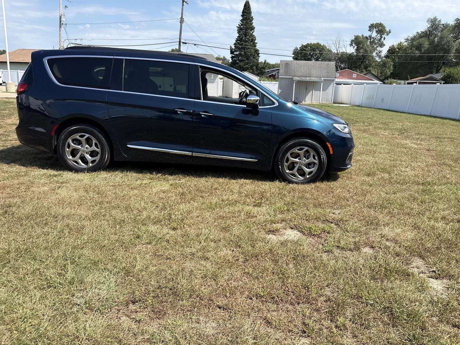 Used 2022 Fathom Blue Pearlcoat Chrysler Limited image 4