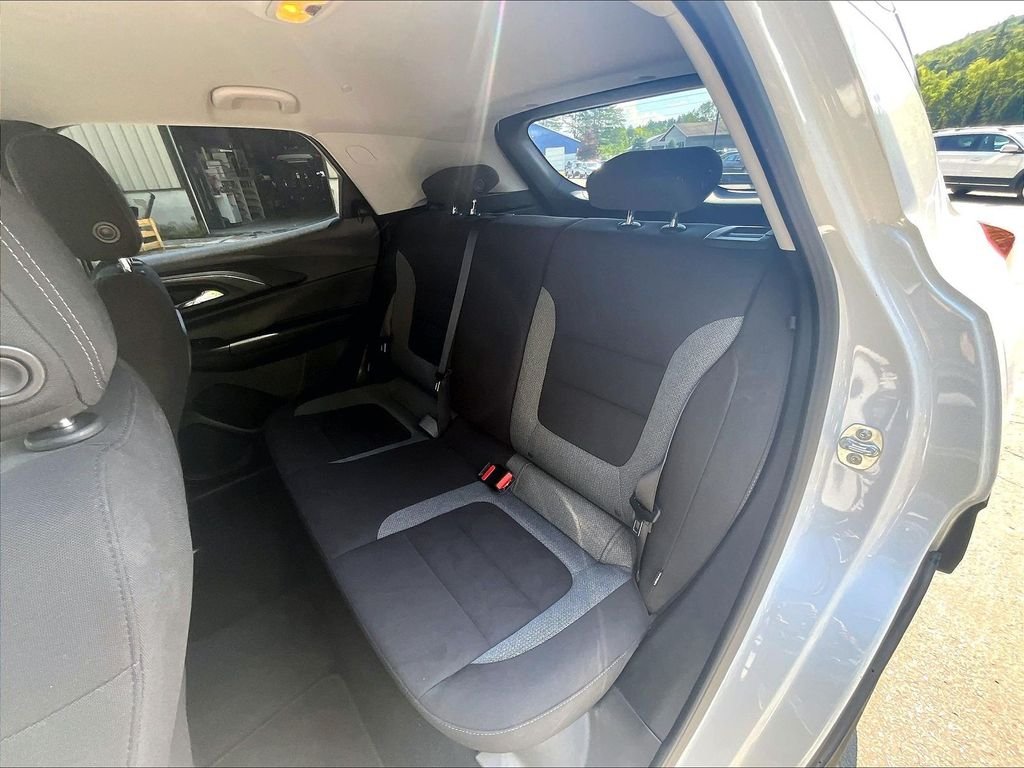 Used 2025 Summit White Chevrolet LT image 15
