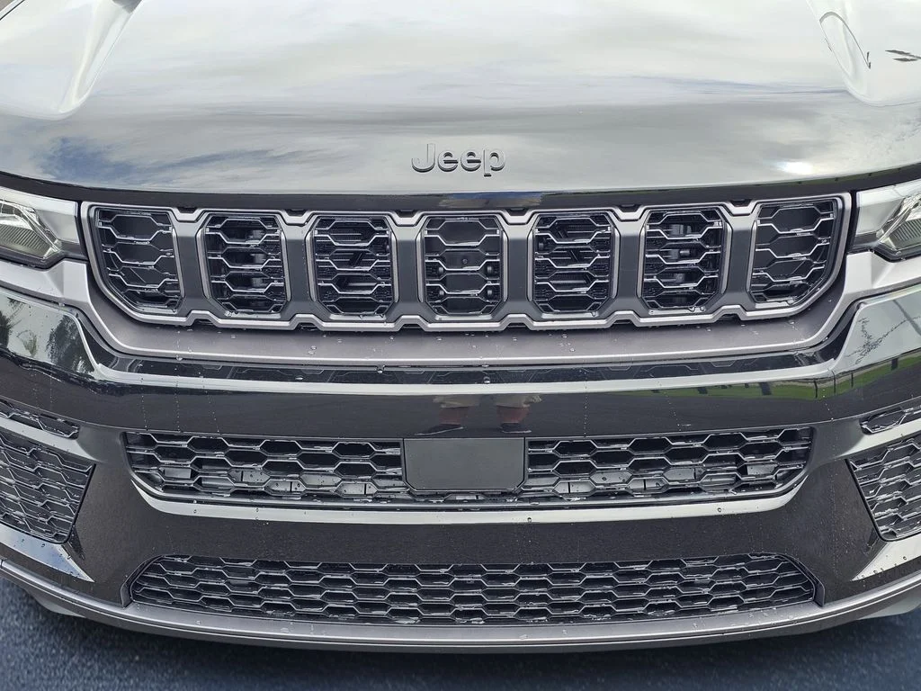 New 2026 Diamond Black Crystal Pearl-Coat Exterior Paint Jeep Altitude image 3
