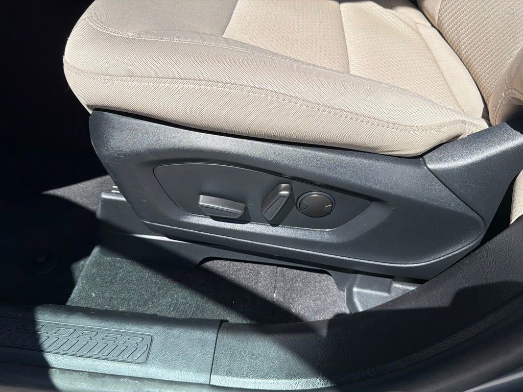 Used 2023 Gray Metallic Ford XLT image 10