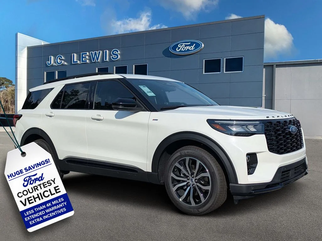 New 2026 Star White Metallic Tri-Coat Ford ST-Line image 1