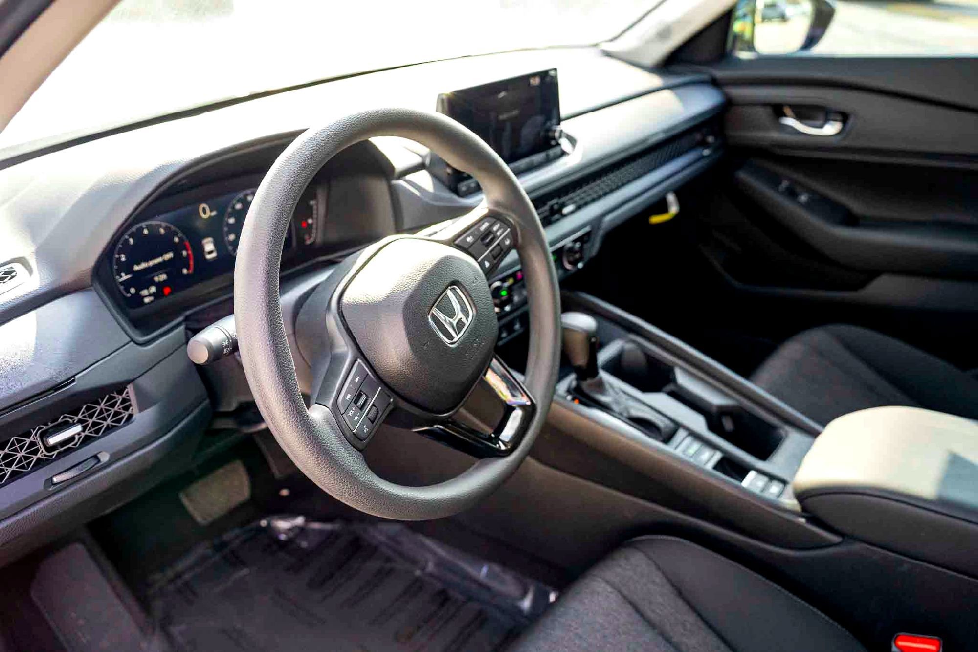 Used 2025 Silver Metallic Honda SE image 11