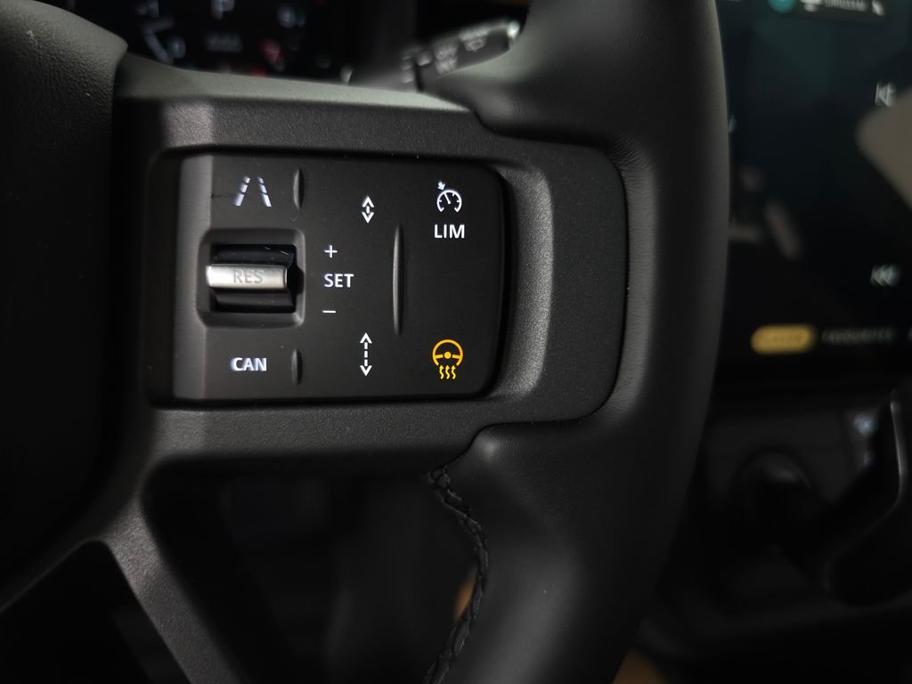 New 2026 Santorini Black Land Rover X-Dynamic SE image 18
