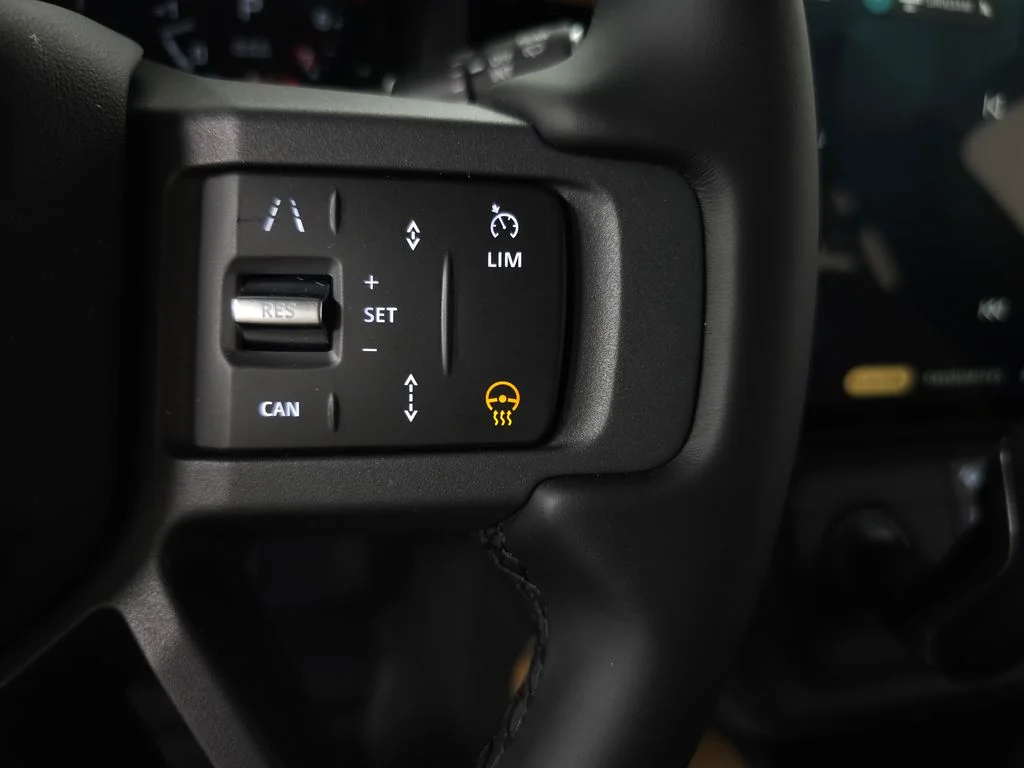 New 2026 Santorini Black Land Rover X-Dynamic SE image 18