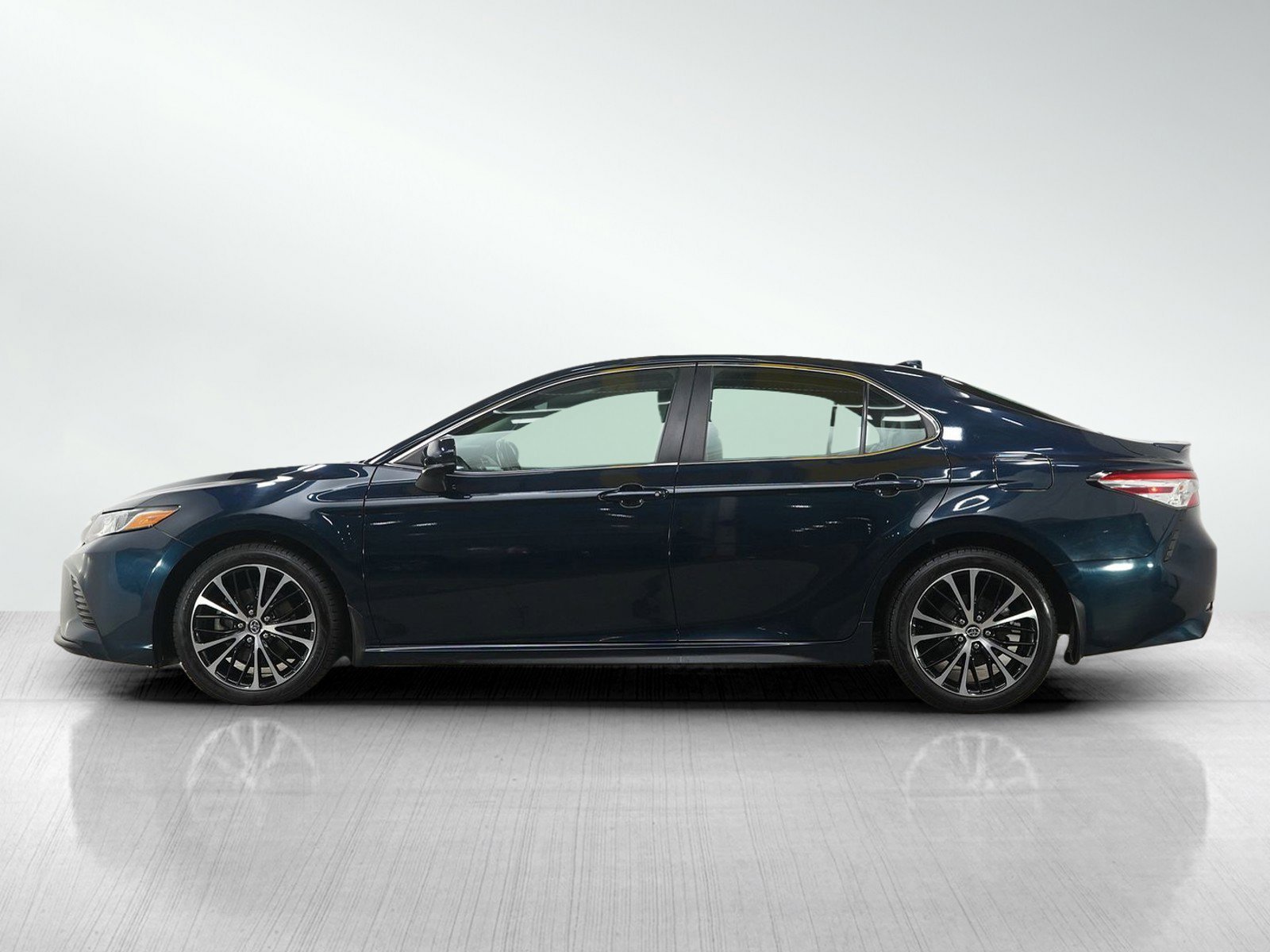 Used 2020 Toyota Camry SE with VIN 4T1G11AK7LU918189 for sale in Minneapolis, Minnesota