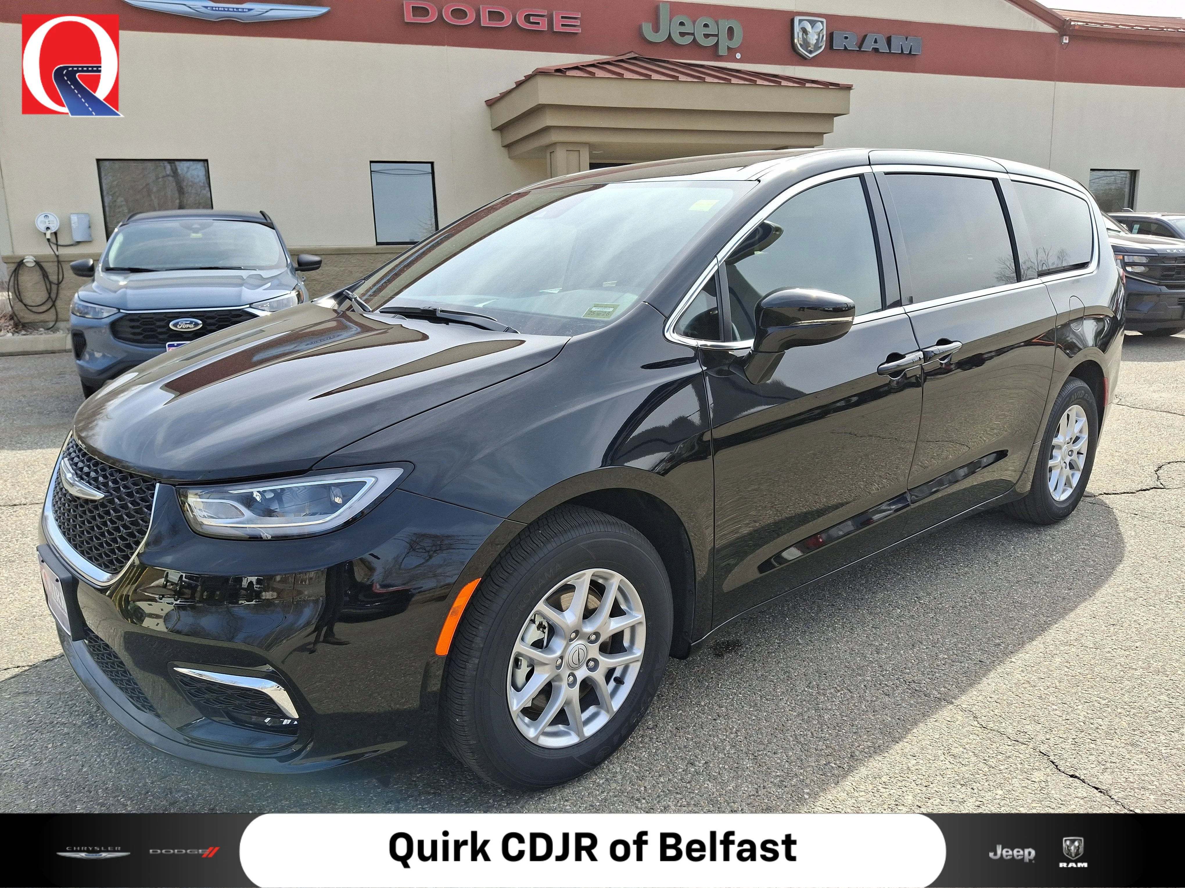 2026 Chrysler Pacifica Select's photo