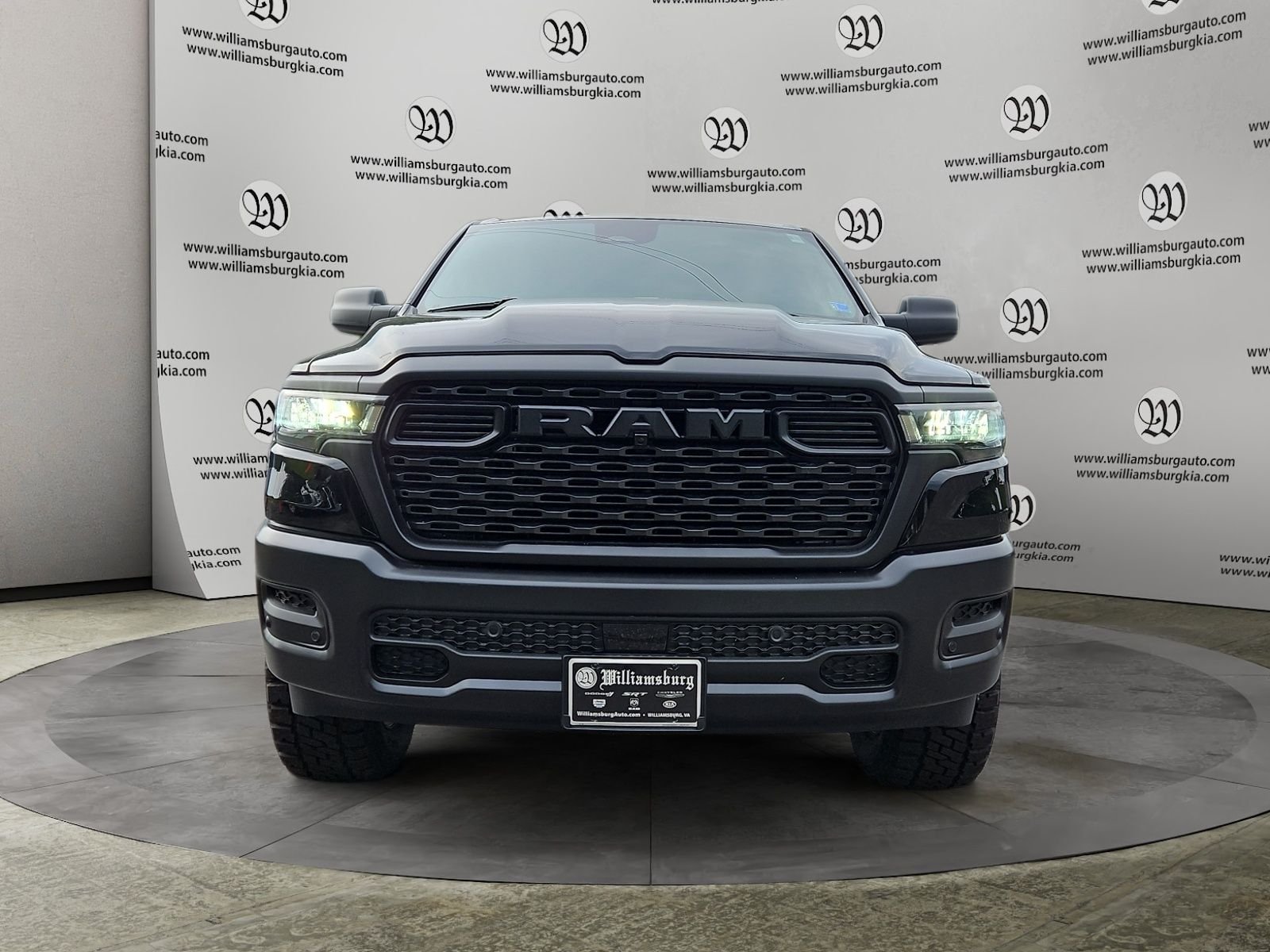 New 2026 Diamond Black Crystal Pearl-Coat Exterior Paint RAM Tradesman image 8
