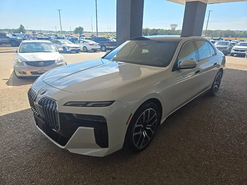 Used 2026 White BMW 740i xDrive image 1