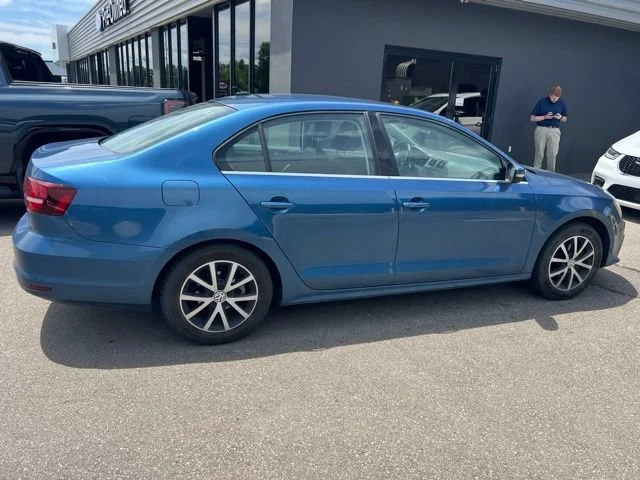 Used 2017 Blue Volkswagen 1.4T SE image 3