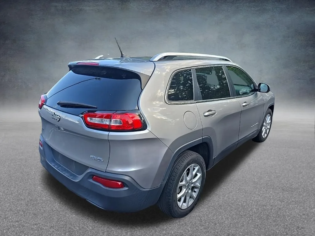 Used 2017 Silver Jeep Latitude image 8
