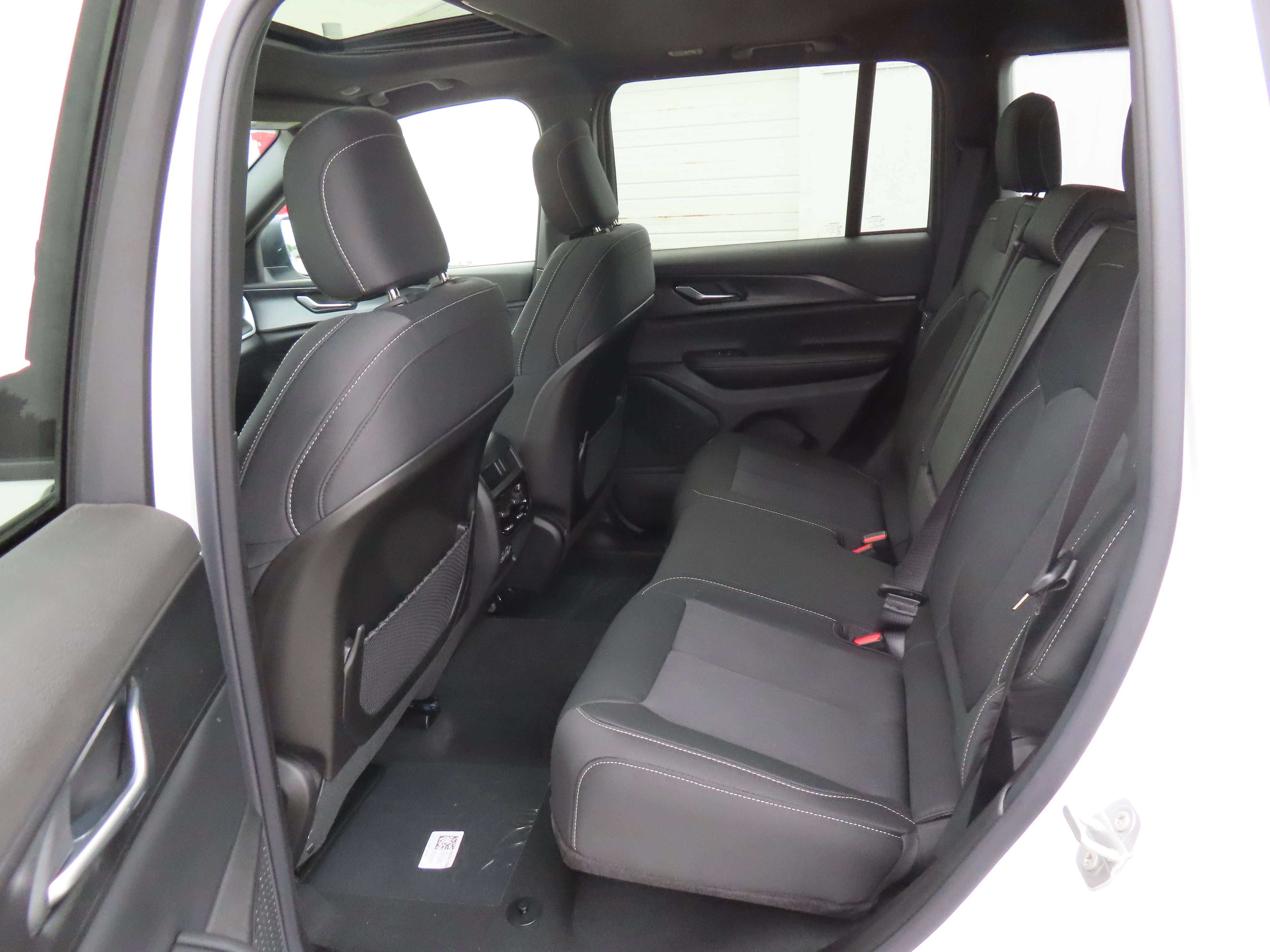 New 2026 Bright White Clear-Coat Exterior Paint Jeep Laredo X image 9