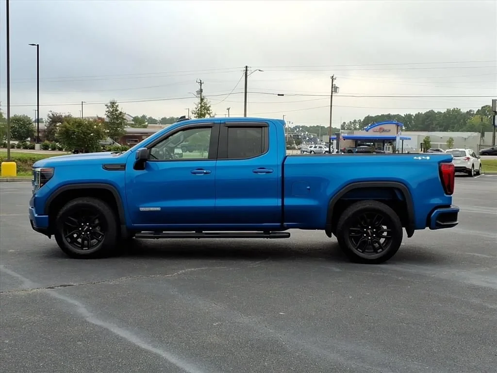 Used 2023 DYNAMIC BLUE METALLIC GMC Elevation image 17