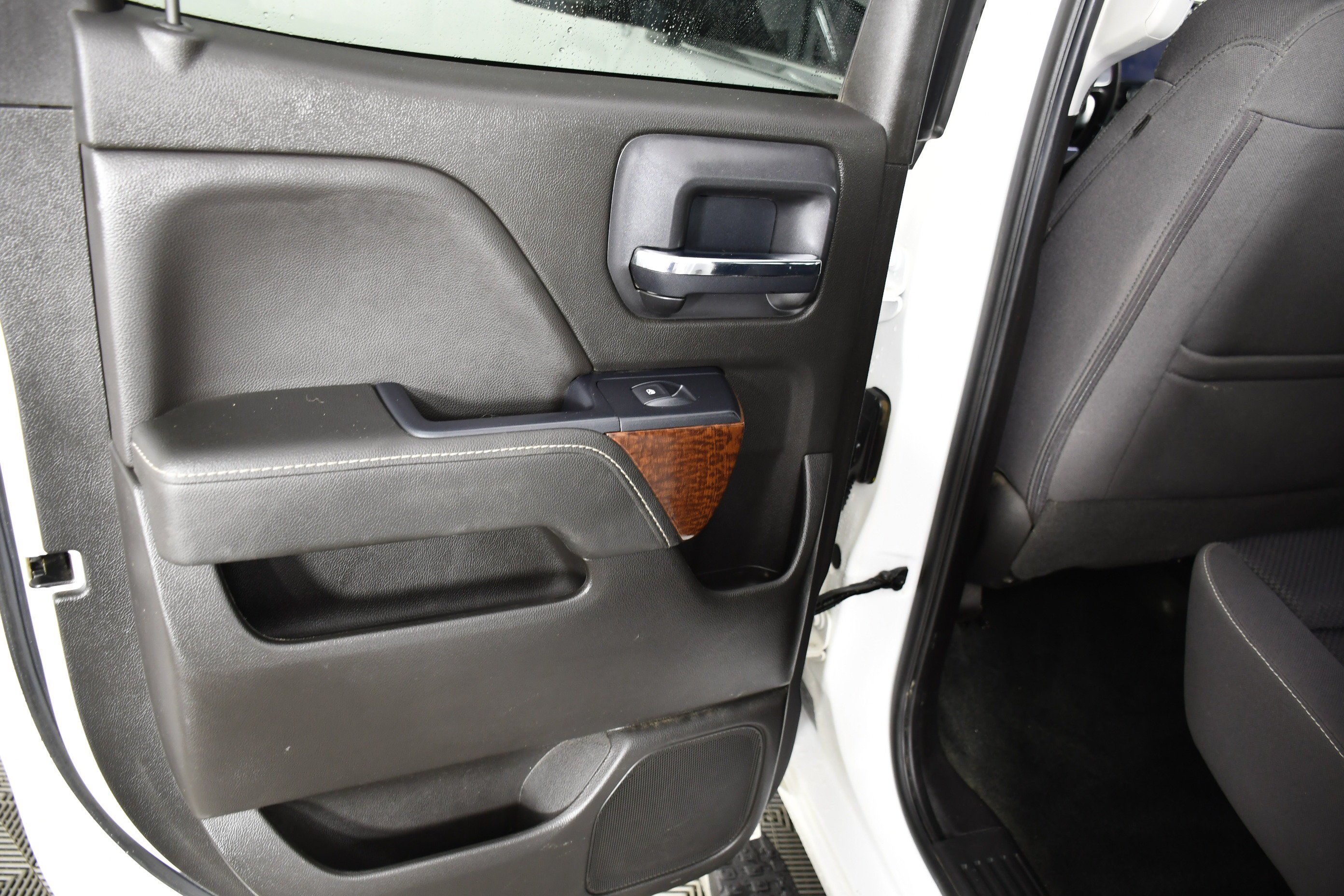 Used 2018 Summit White GMC SLE image 44