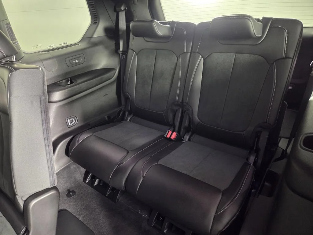 New 2026 Diamond Black Crystal Pearl-Coat Exterior Paint Jeep Laredo Altitude image 18