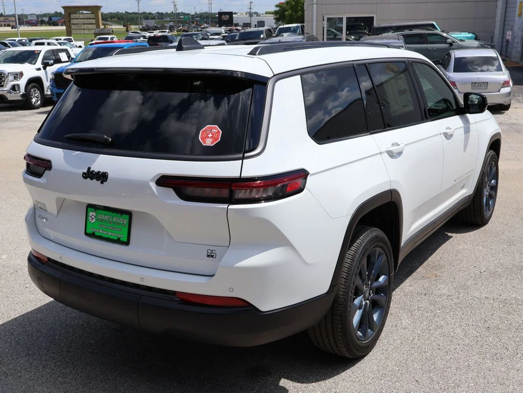 New 2026 Bright White Clear-Coat Exterior Paint Jeep Limited image 5