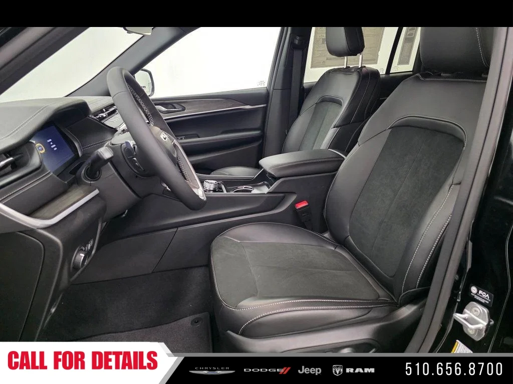 New 2026 Diamond Black Crystal Pearl-Coat Exterior Paint Jeep Altitude image 17