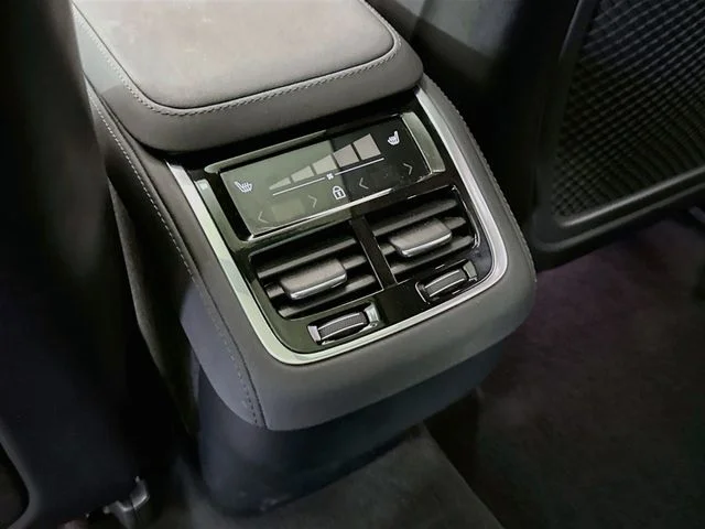 Used 2025 White Volvo B5 Plus image 26