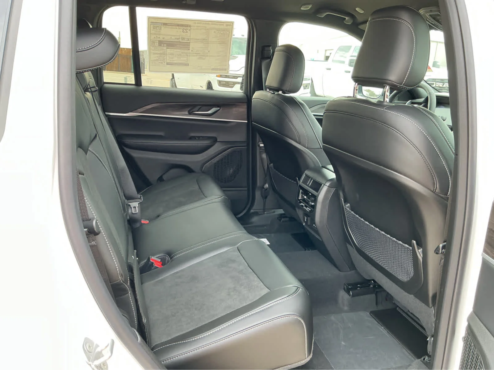 New 2026 Bright White Clear-Coat Exterior Paint Jeep Laredo Altitude image 17