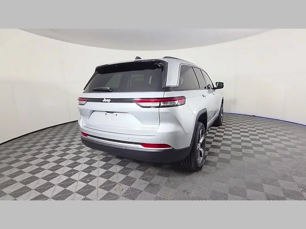 New 2026 Silver Zynith Exterior Paint Jeep Limited image 28