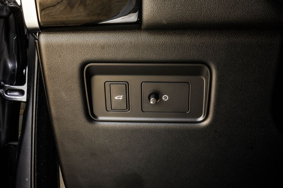 Used 2022 Silver Land Rover HSE Silver Edition image 33