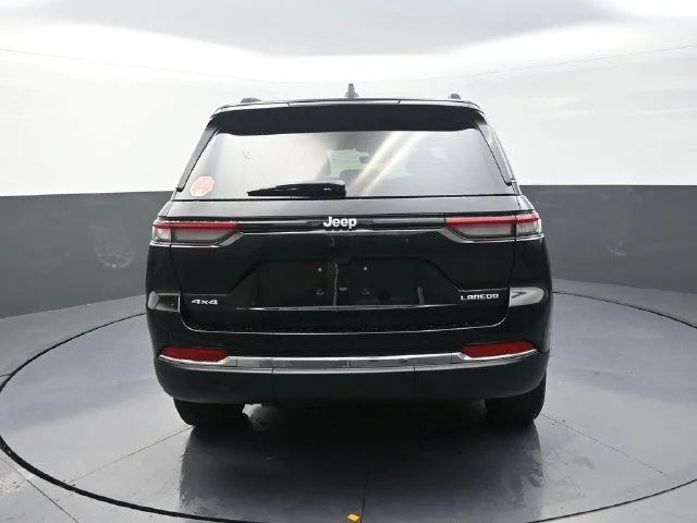 New 2026 Diamond Black Crystal Pearl-Coat Exterior Paint Jeep Laredo X image 7