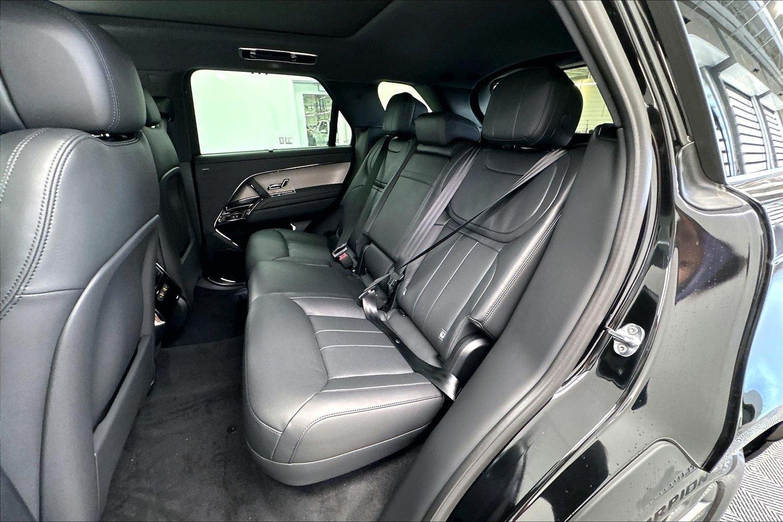 New 2026 Santorini Black Metallic Land Rover SE image 28
