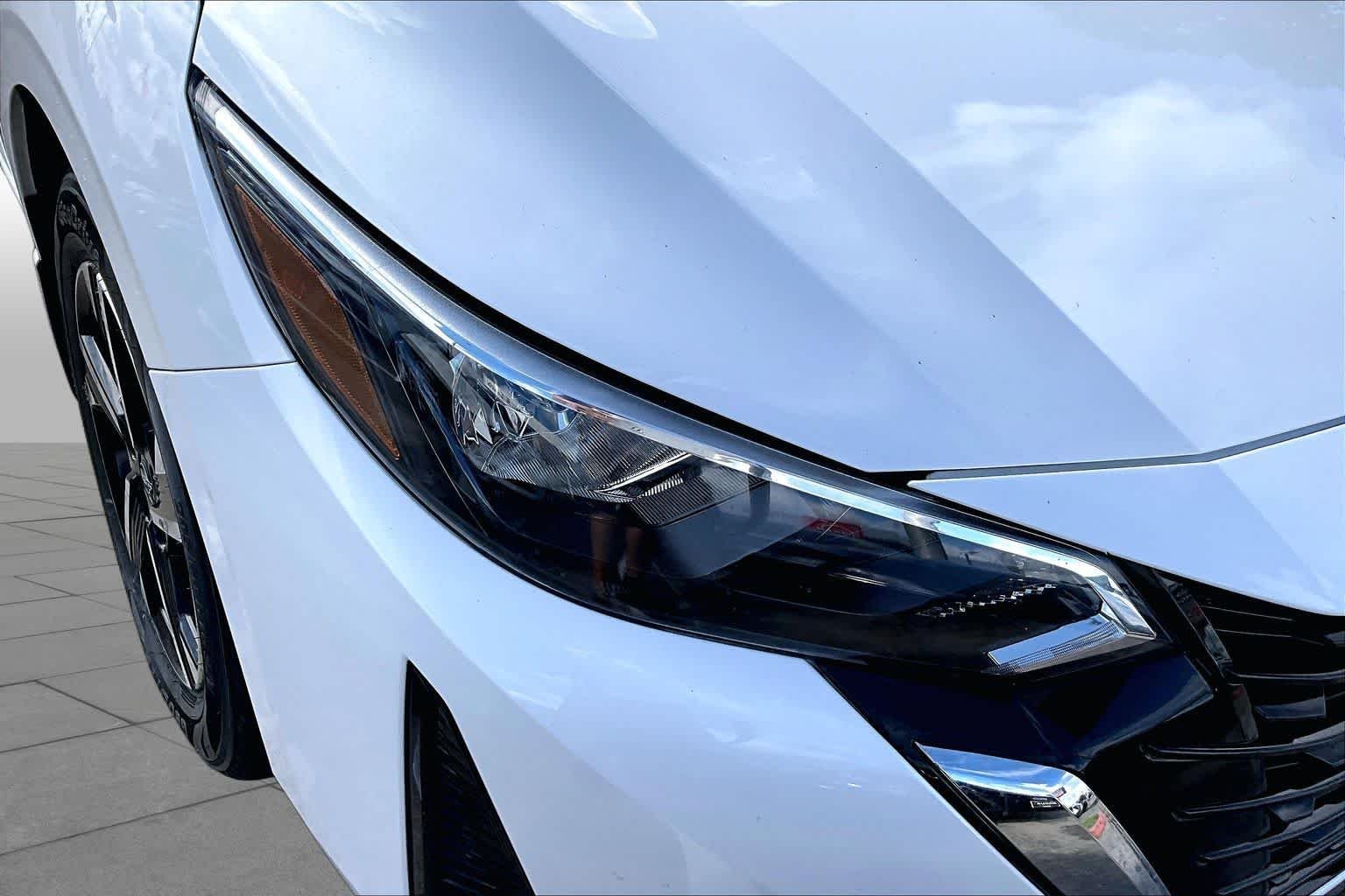 Used 2024 Aspen White Tricoat Nissan SV image 27