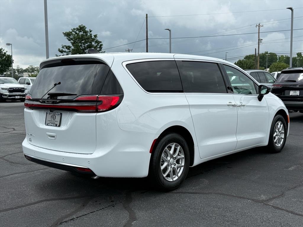 New 2027 Bright White Clear-Coat Exterior Paint Chrysler Select image 3