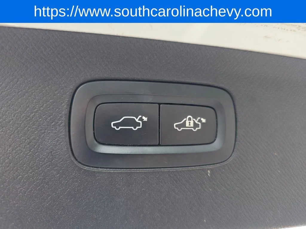 Used 2019 White Volvo T5 Momentum image 38
