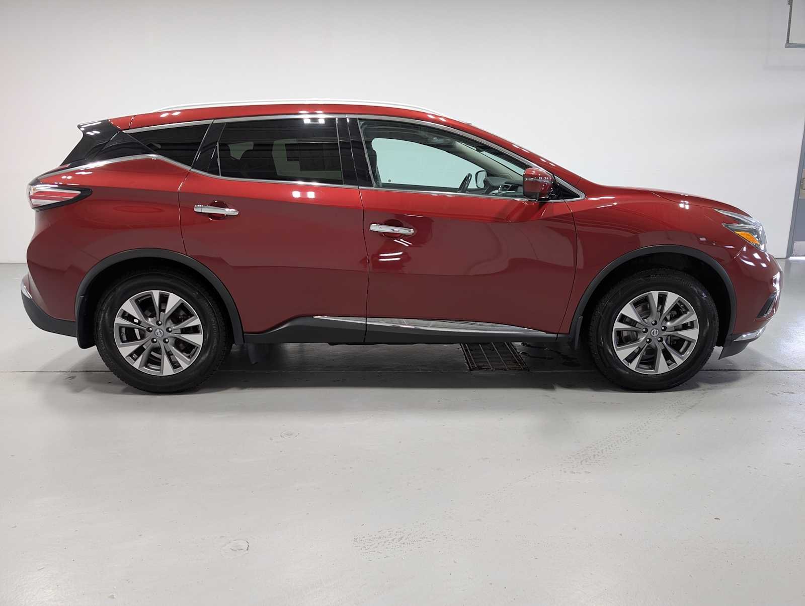 Used 2018 CAYENNE RED Nissan SL image 7