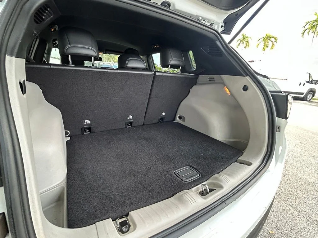 Used 2024 White/off-white Jeep Limited image 35